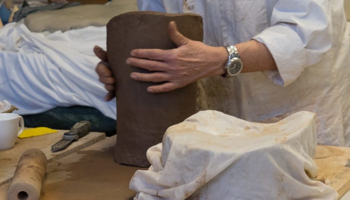 image d'une élève réalisant une poterie